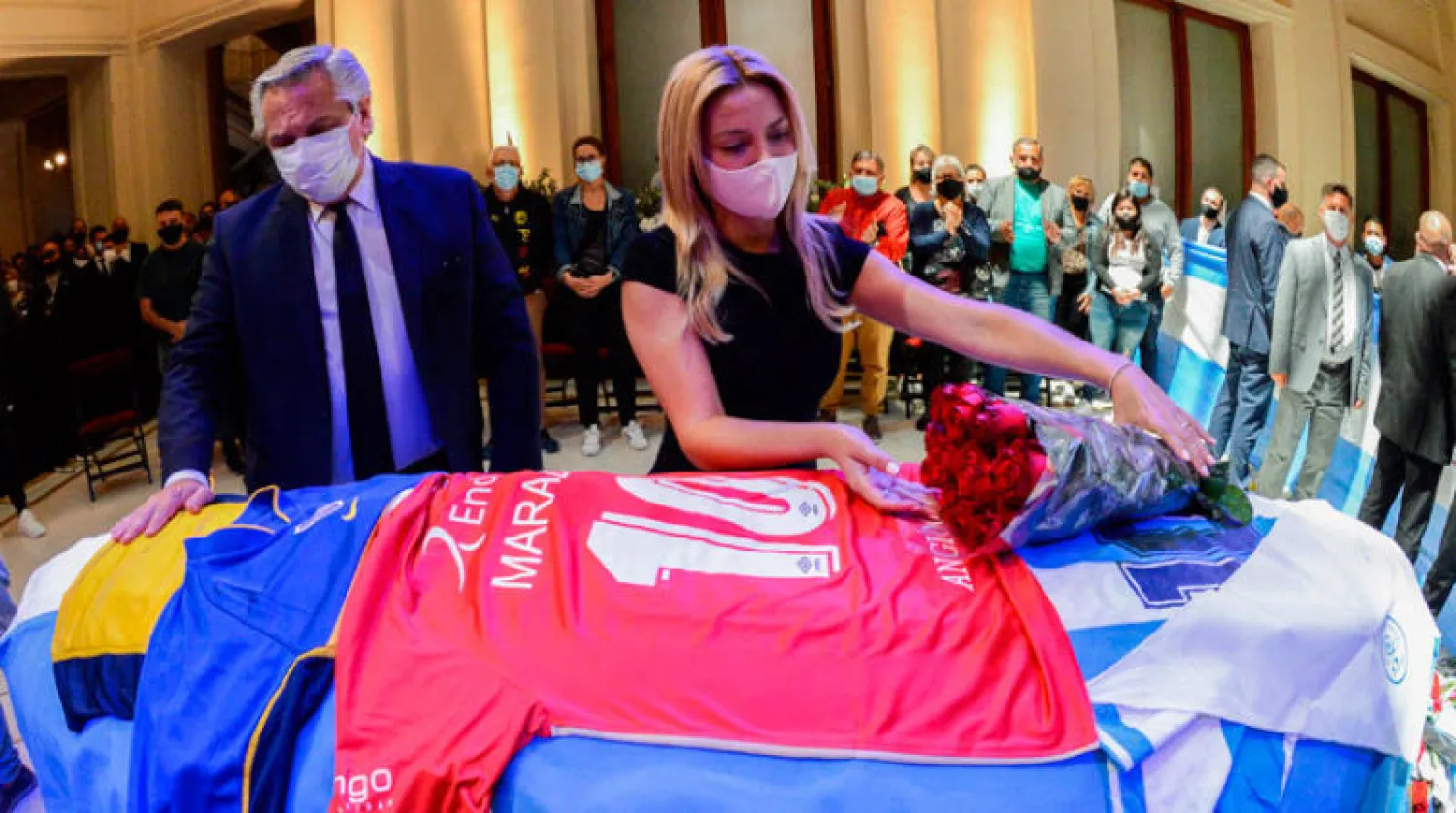 الأرجنتينيون يلقون النظرة الأخيرة على مارادونا