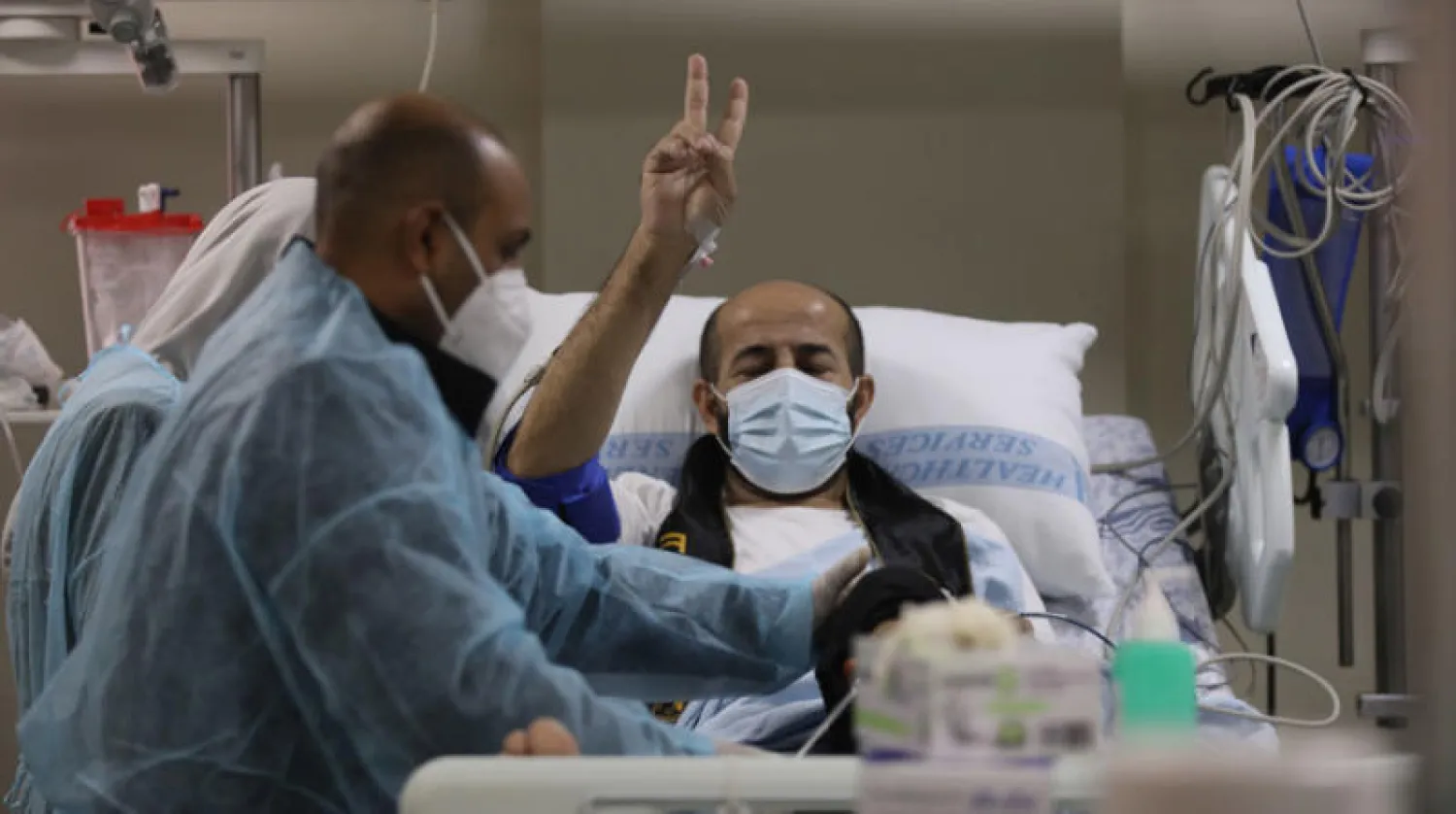 الأسير المحرر ماهر الأخرس يتلقى العلاج في أحد مستشفيات نابلس أمس (إ.ب.أ)