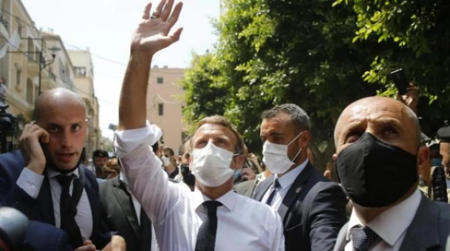 Limandaki patlamanın ardından Beyrut sokaklarında dolaşan Fransa Cumhurbaşkanı Emmanuel Macron (EPA)