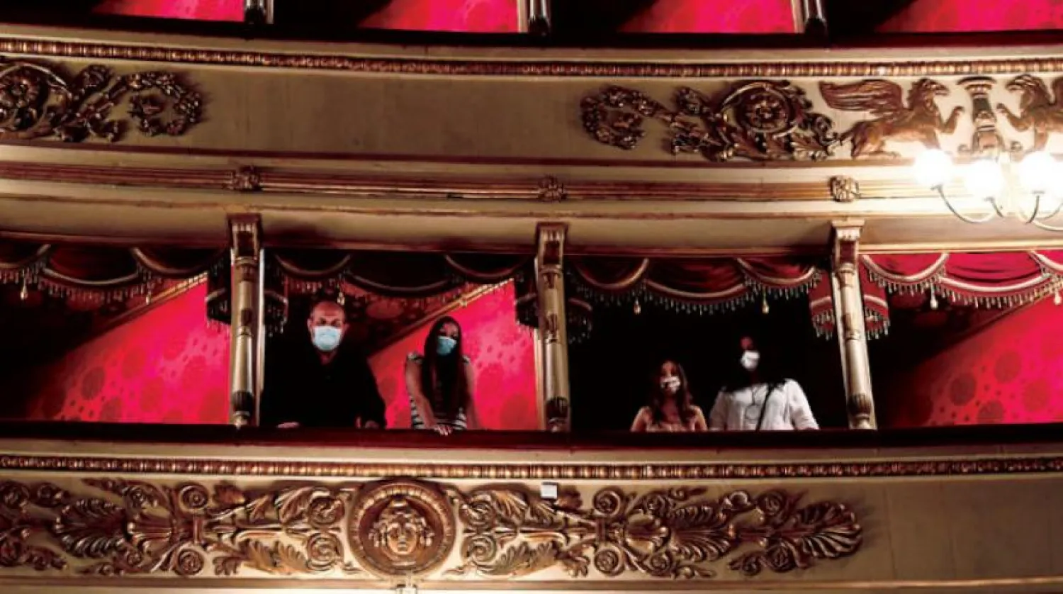 Opera binasındaki maskeli seyirciler. (Reuters)