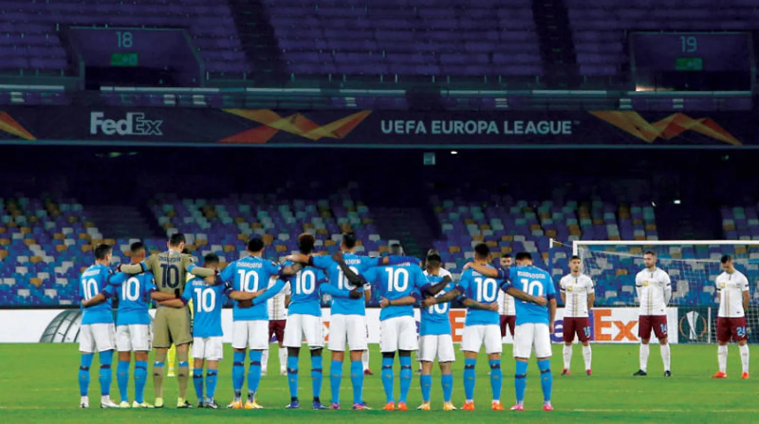 لاعبو نابولي ارتدوا القميص رقم (10) خلال مباراة الدوري الأوروبي تكريماً لمارادونا (رويترز)