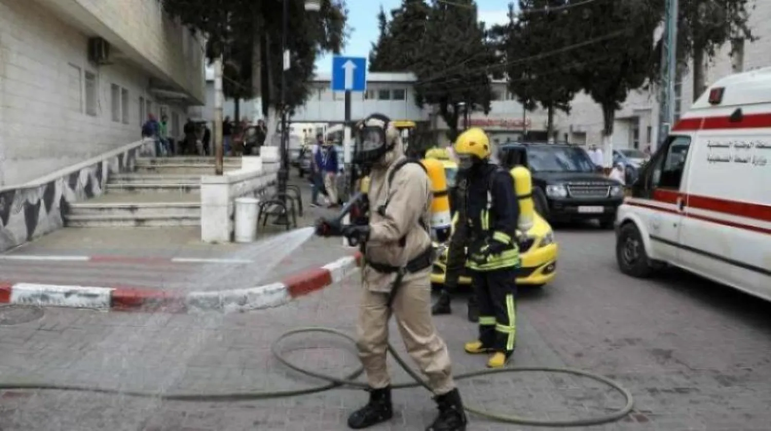 Ramallah’ta bir hastanenin önündeki sokaklar dezenfekte ediliyor (AFP-Arşiv)