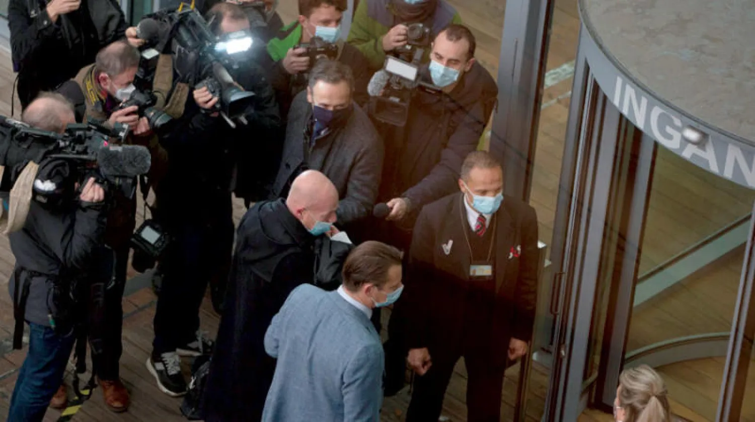 المحامي البلجيكي سفين ماري (وسط) حيث يحاكم الدبلوماسي الإيراني (أ.ب)