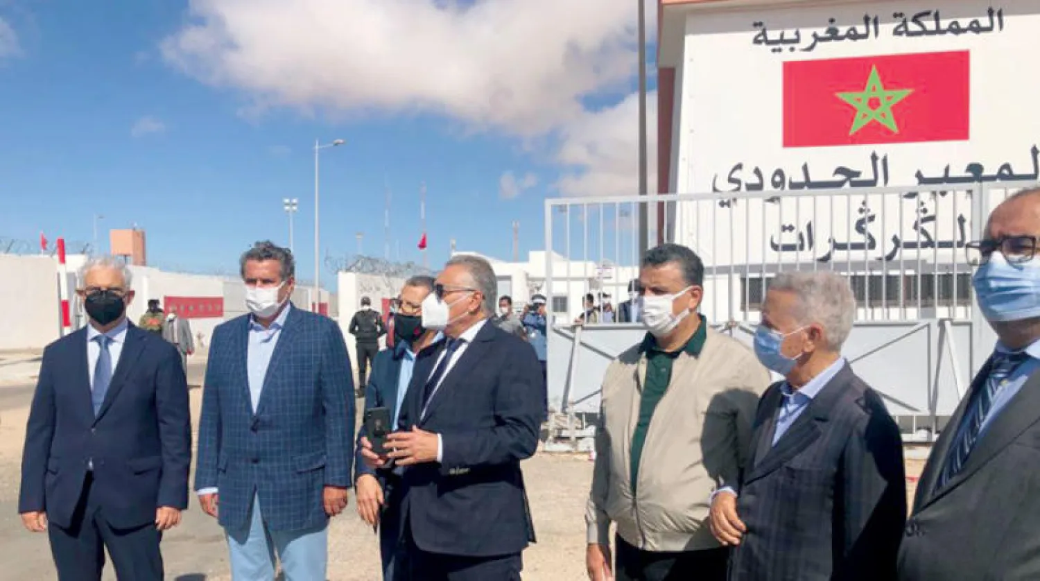 قادة الأحزاب المغربية لدى زيارتهم لمعبر الكركرات أمس (الشرق الأوسط)