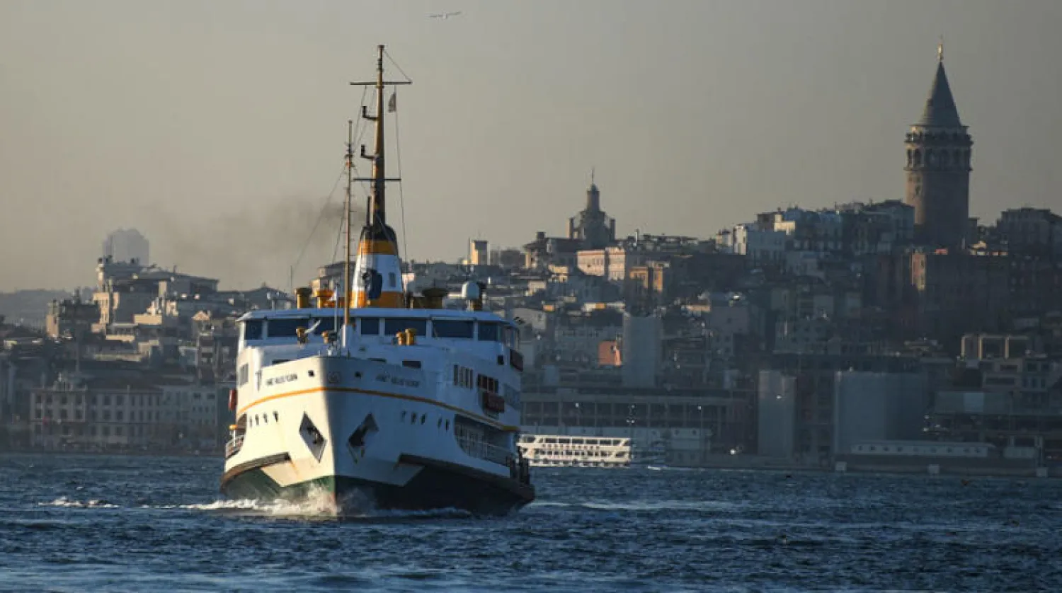 باخرة تعبر مضيق البوسفور في اتجاه الجزء الآسيوي من إسطنبول أمس (أ.ف.ب)