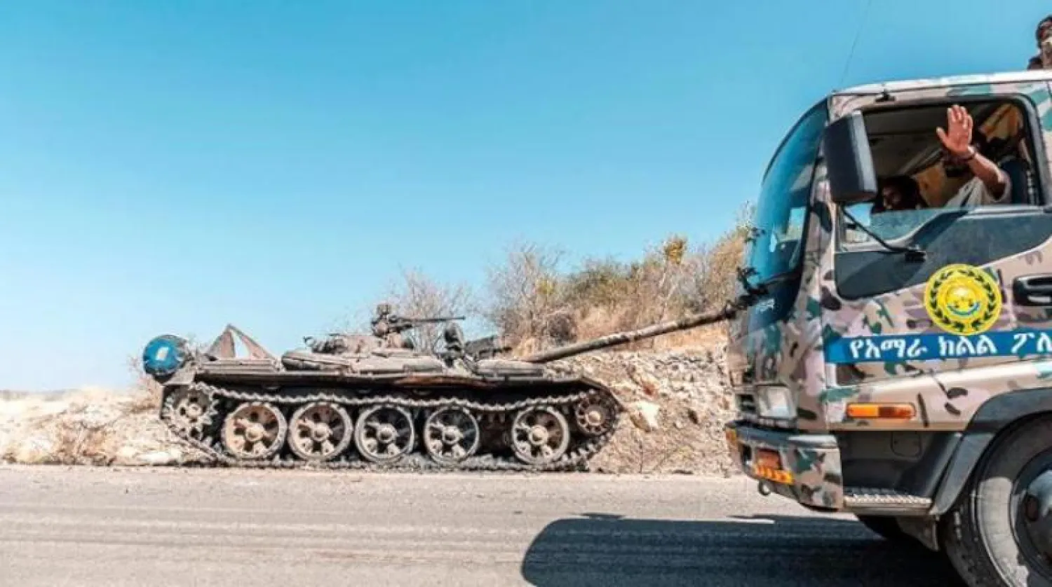 قوات أمهرة الخاصة تمر قريباً من دبابة معطوبة (أرشيفية - أ.ف.ب)