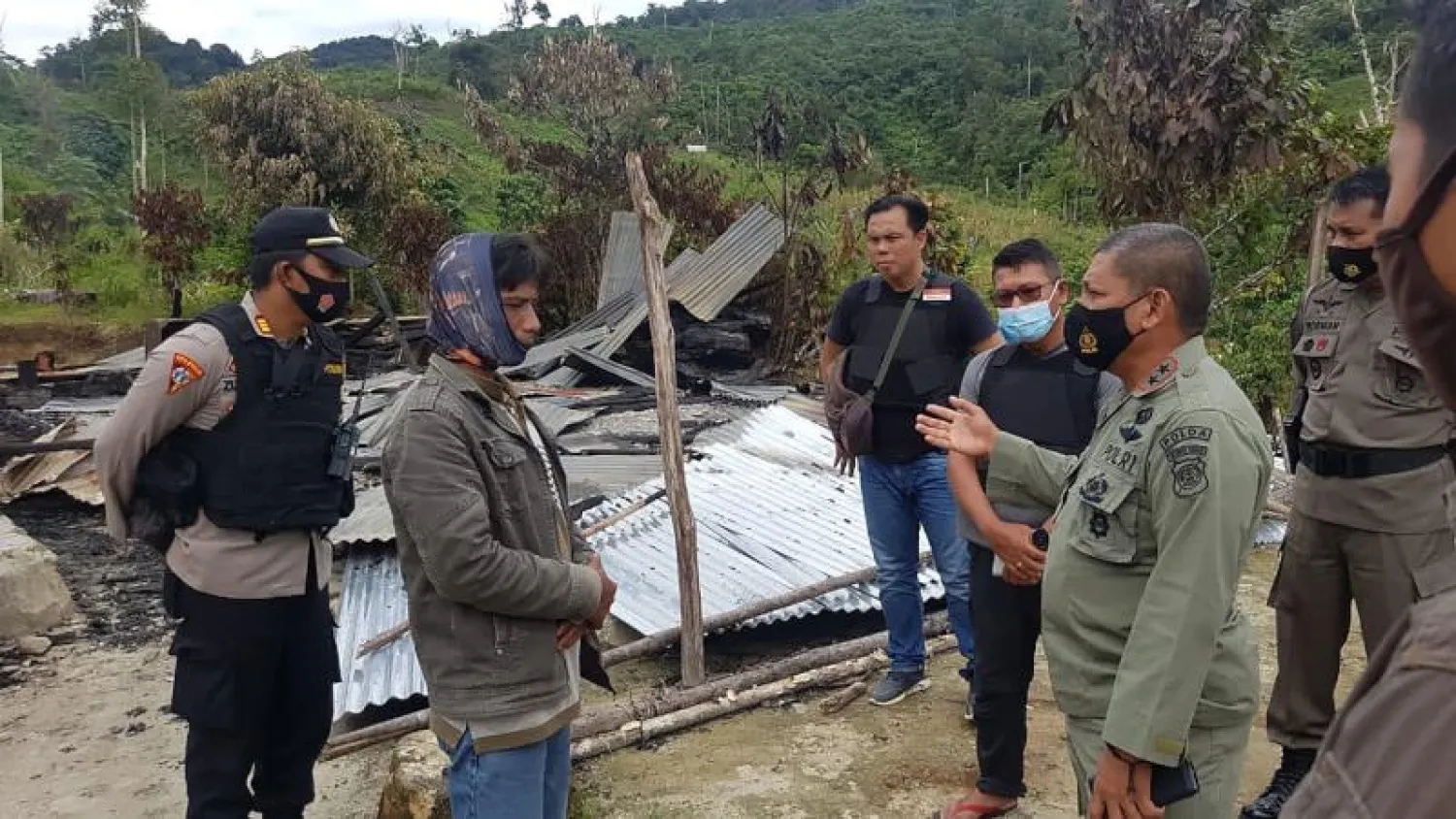 ضباط شرطة يتفقدون موقع الهجوم في جزيرة سولاويزي في إندونيسيا (أ.ف.ب)