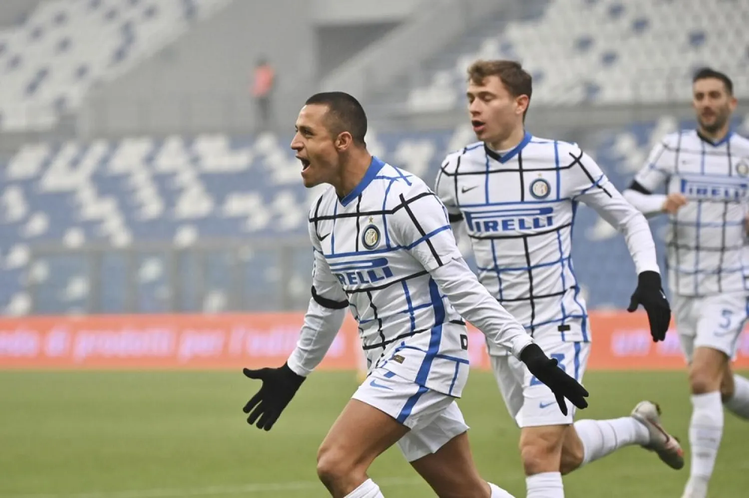 Alexis Sánchez celebrates after scoring for Inter Milan against Sassuolo. (AP)