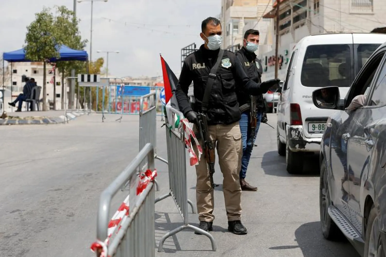 Palestinian security forces stand guard at a checkpoint in West Bank (File photo: Reuters)
