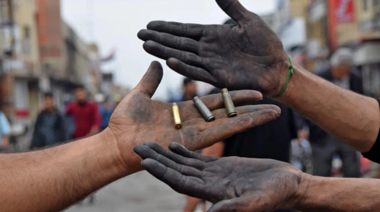 بعض أغلفة العيارات النارية التي أطلقت في ساحة الحبوبي بالناصرية جنوب العراق جمعها ناشطون أمس غداة مواجهات بين أنصار التيار الصدري والحراك (أ.ف.ب)