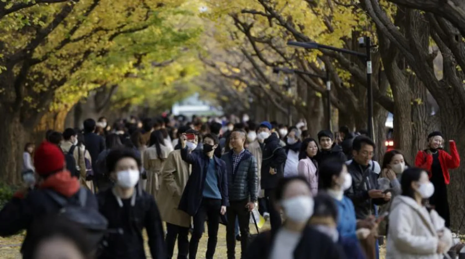 Tokyo'da maske takan Japonlar  (AP)