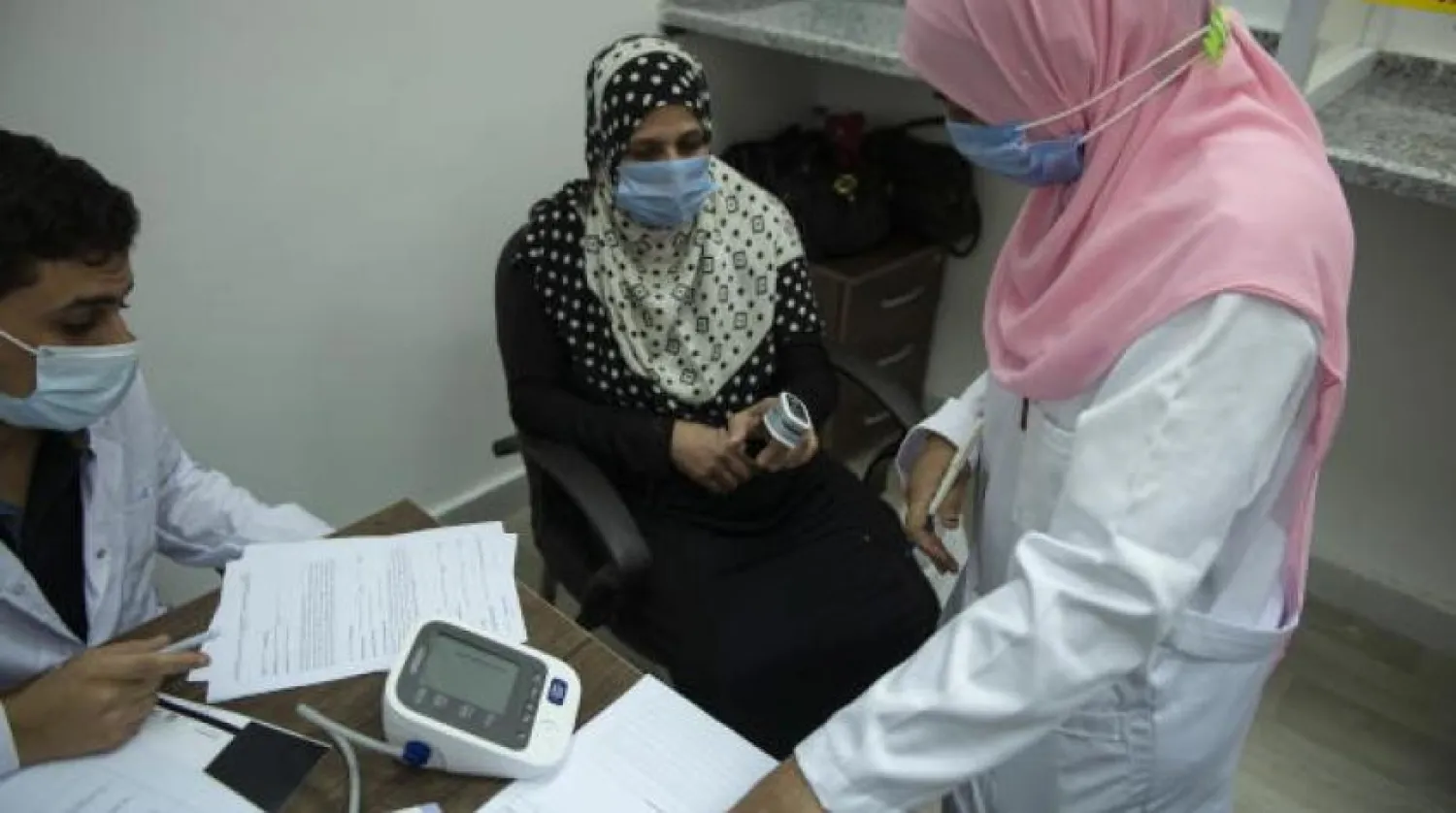 Kahire’de koronavirüs aşısı klinik çalışmalarının üçüncü aşaması için gönüllülük kayıtları sürecini gösteren arşivden bir fotoğraf (EPA)