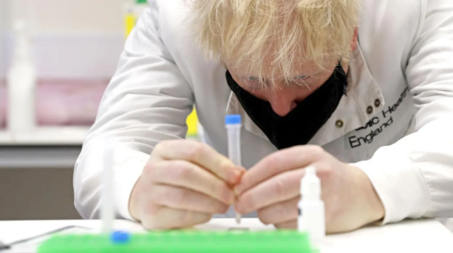 رئيس الوزراء البريطاني بوريس جونسون يطالع فحصاً في أحد المختبرات (د.ب.أ)