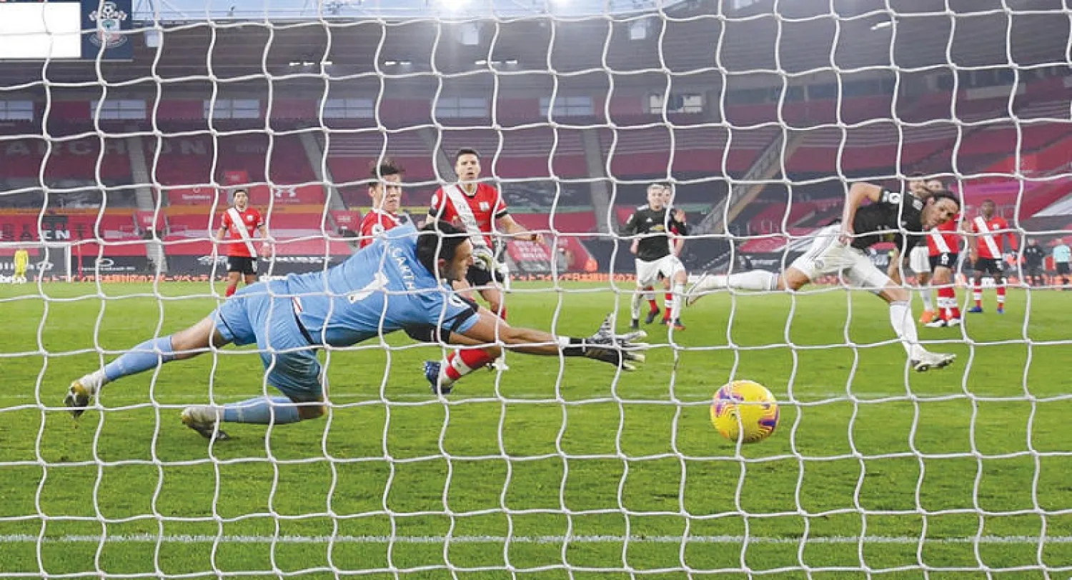 كافاني نجم يونايتد يسجل برأسه ثاني أهدافه والثالث لفريقه في مرمى ساوثهامبتون (رويترز)