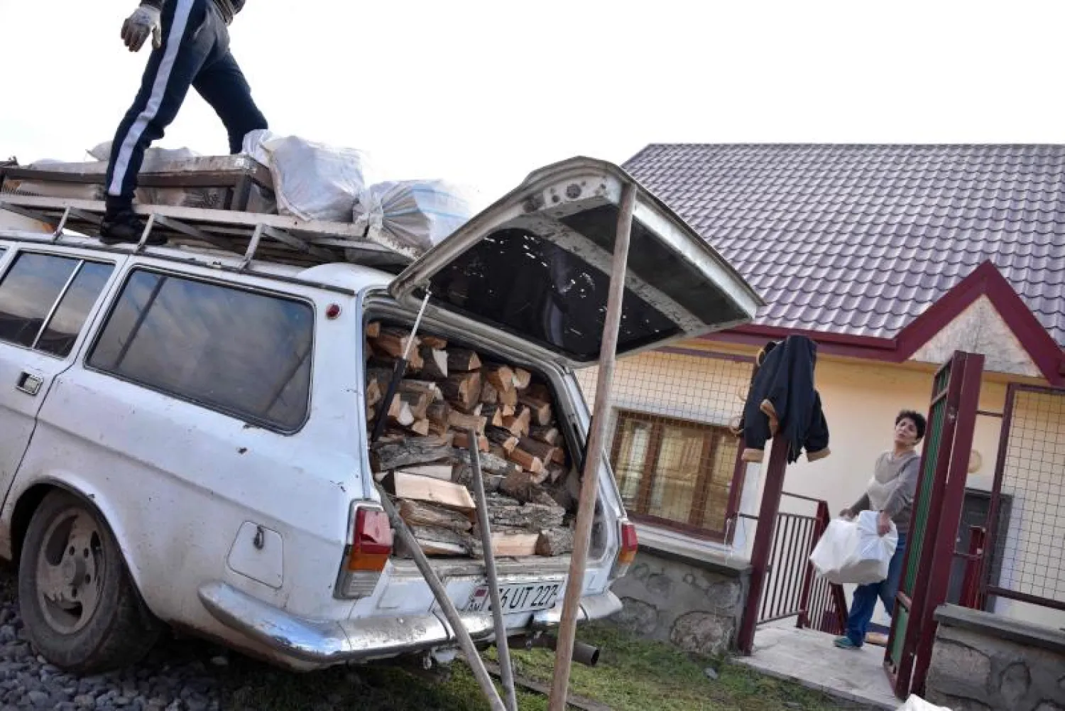 نقل حطب للتدفئة في قرية تابعة لإقليم لاتشين (أ.ف.ب)