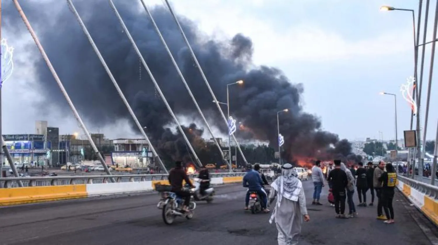Nasiriye’de protestolara giden göstericiler köprüde (AFP)