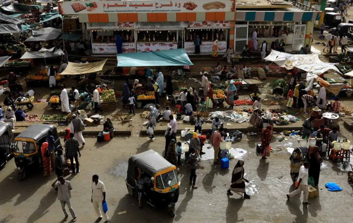 Sudanese residents shop in a bazaar in Khartoum, Sudan, May 4, 2019. REUTERS/Umit Bektas 