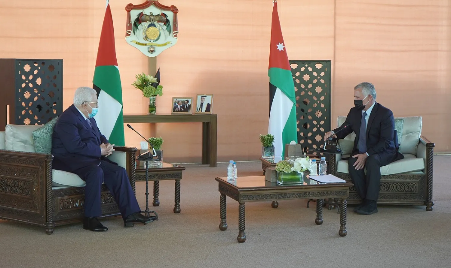 King Abdullah II receives Palestinian President Abbas in Aqaba. (Petra news agency)