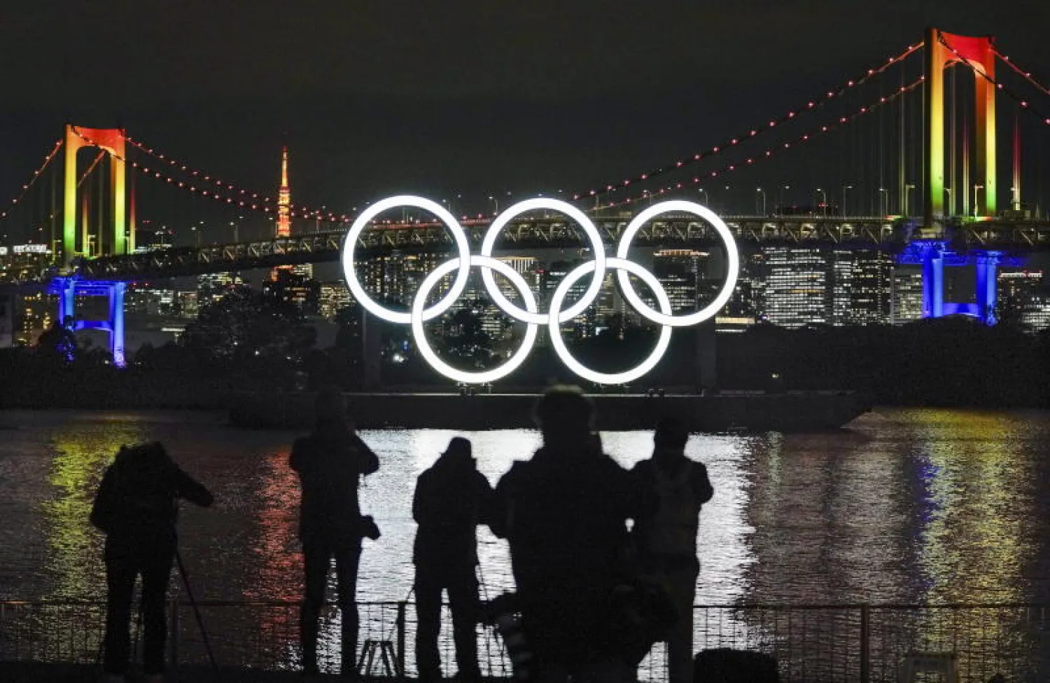 الحلقات الأولمبية العملاقة في خليج طوكيو(إ.ب.أ)