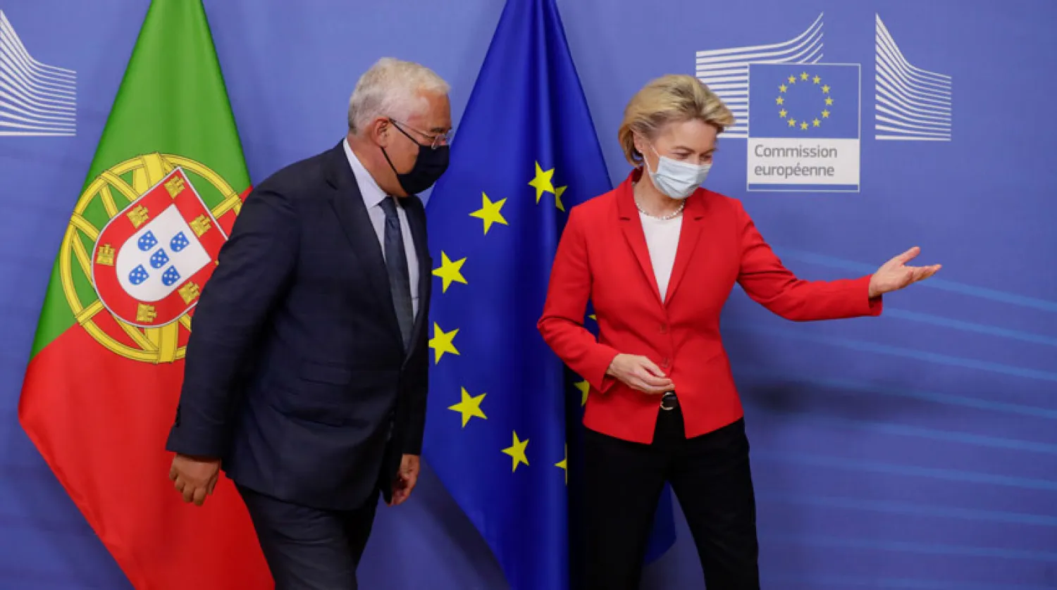 رئيسة المفوضية الأوروبية أورسولا فون دير لاين تستقبل رئيس وزراء البرتغال أنطونيو كوستا أمس (رويترز)