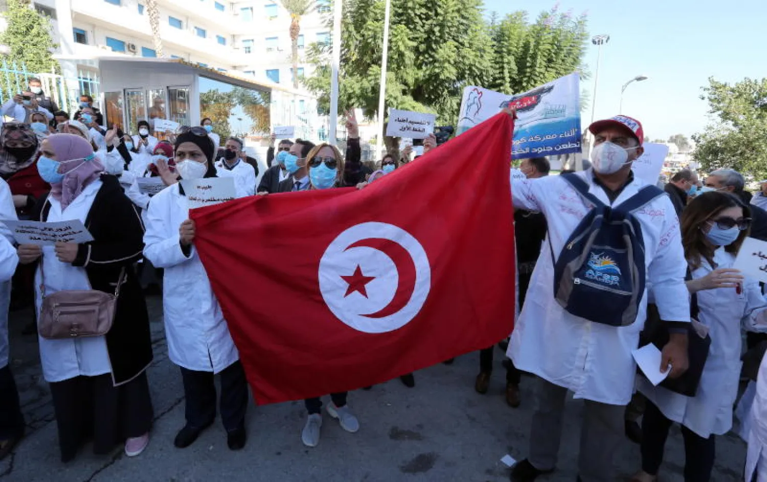 الممارسون العموم التونسيون في مسيرة احتجاجية أمام مقر وزارة الصحة في العاصمة (إ.ب.أ)