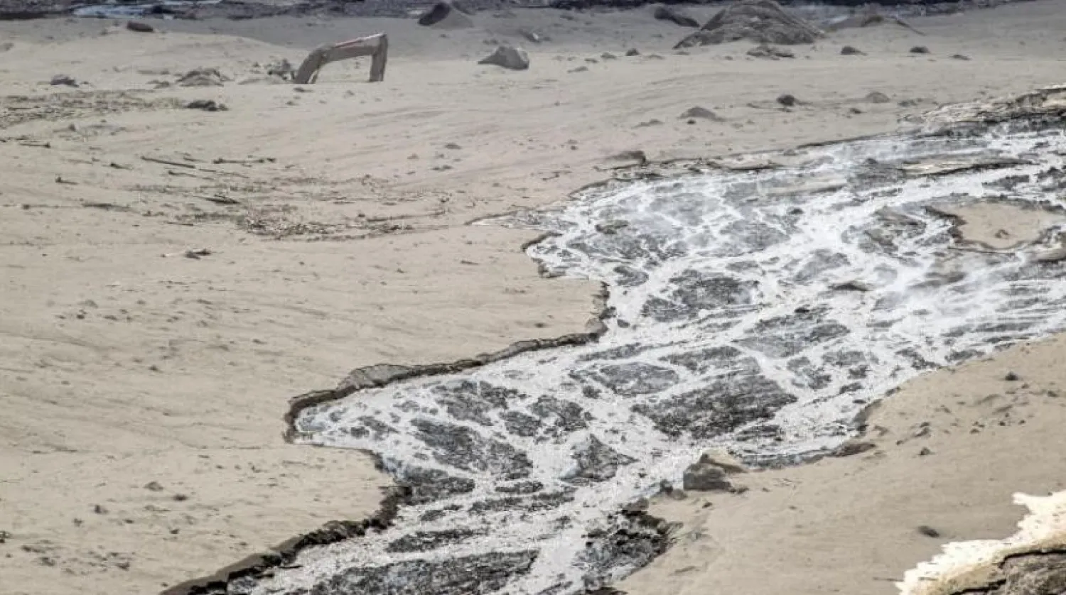 Endonezya'da yanardağ patlaması sonrası akan lavlar (EPA)