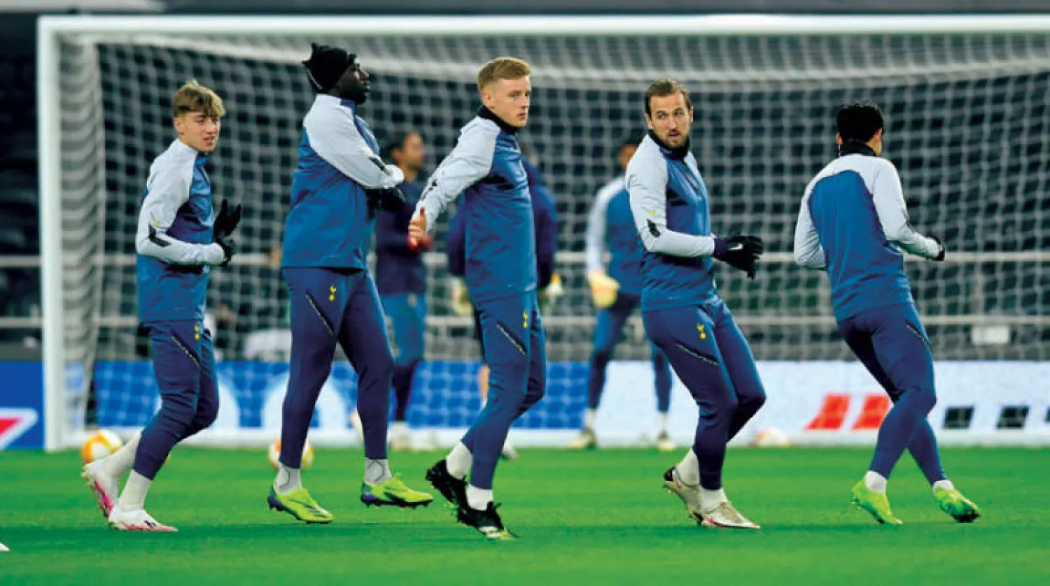 لاعبو توتنهام خلال التدريبات قبل مواجهة لاسك النمساوي (رويترز)