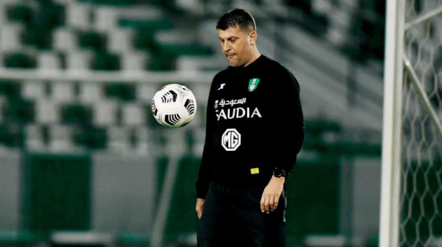 فلادان يداعب الكرة قبل انطلاق تدريبات الأهلي (الشرق الأوسط)