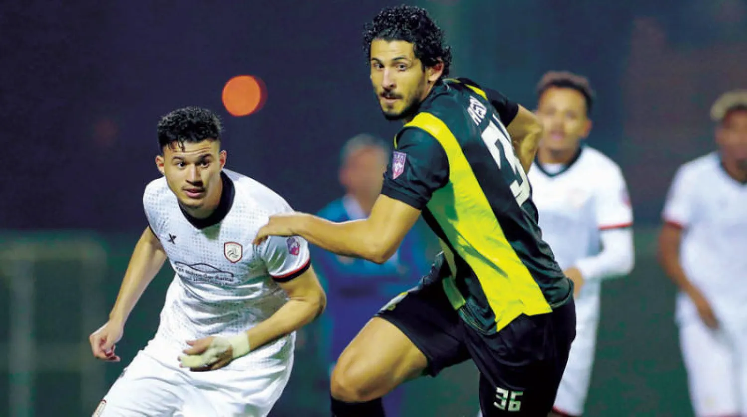صراع على الكرة بين حجازي والحمدان خلال المواجهة (تصوير: سعد العنزي)