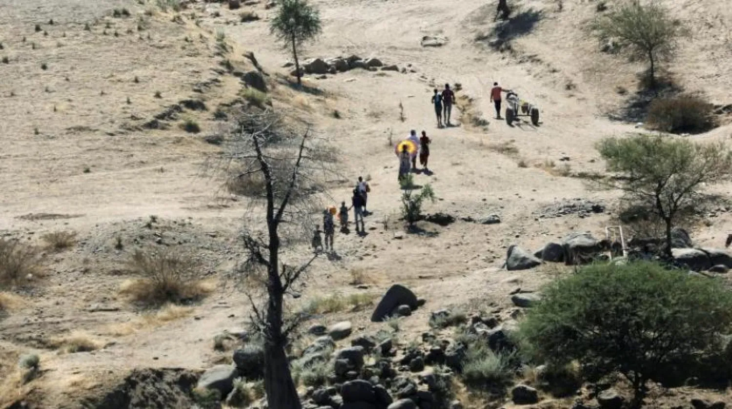 Tigray bölgesinden kaçan Etiyopyalılar, Sudan'a geçmek için nehre doğru yürürken (Reuters)
