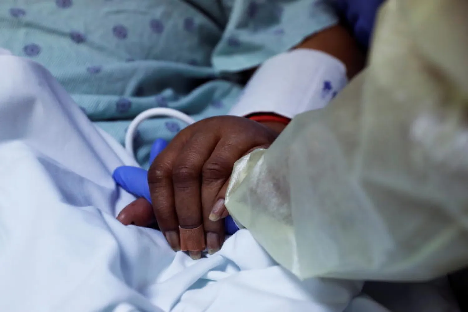 الأعراض المستمرة لمتعافي كورونا تشمل مشكلات تنفسية وفقدان الذاكرة وصعوبات في التركيز (رويترز)