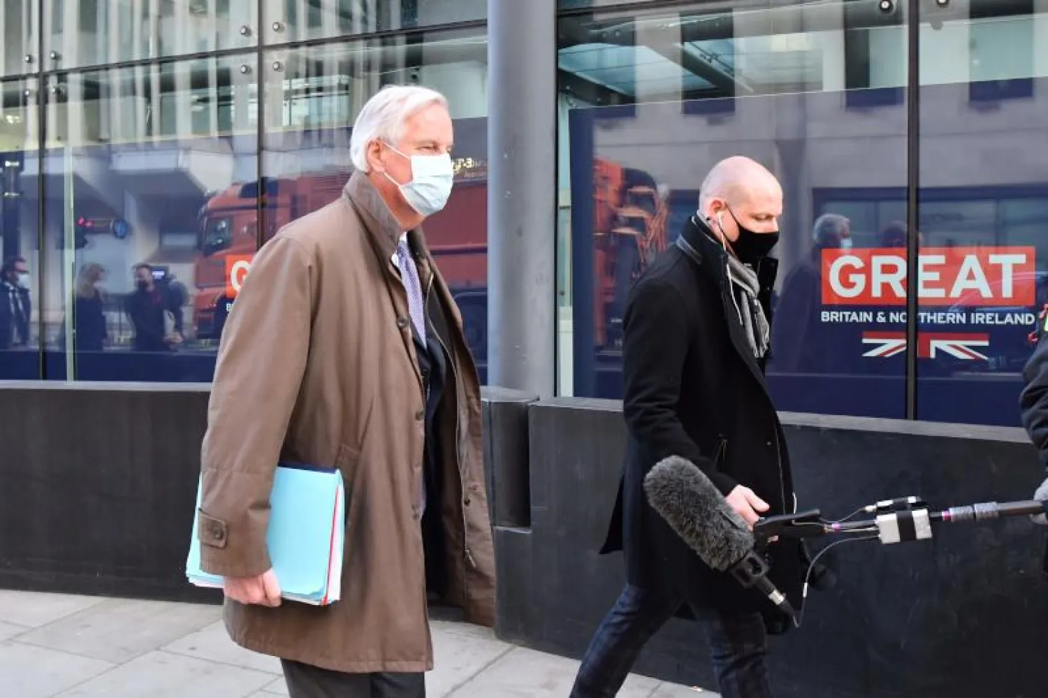 كبير المفاوضين الأوروبيين مع بريطانيا ميشال بارنييه خلال وجوده في لندن (أ.ف.ب)