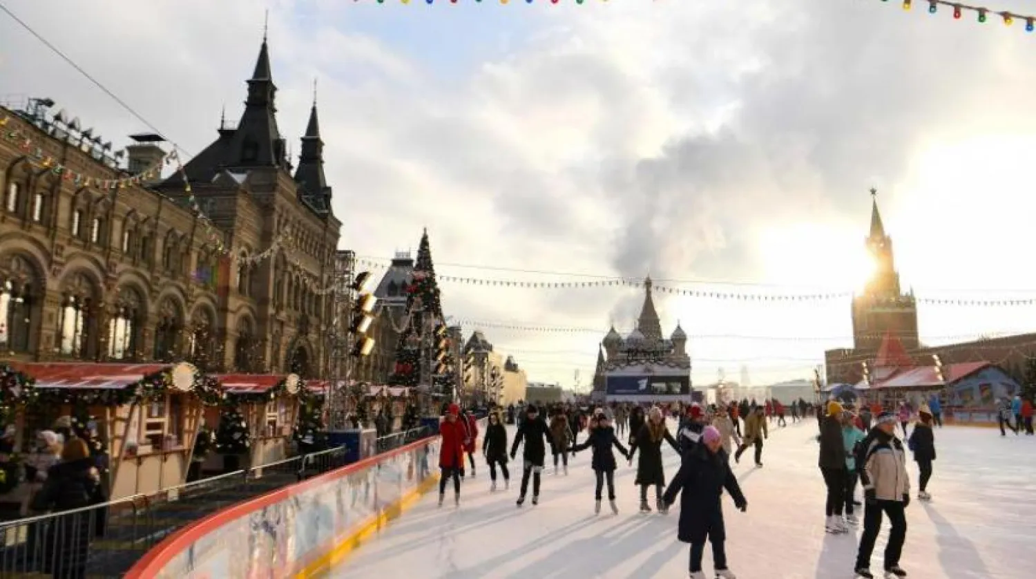 Moskova’daki Kızıl Meydan’da kayak yapan Rus vatandaşları (AFP)