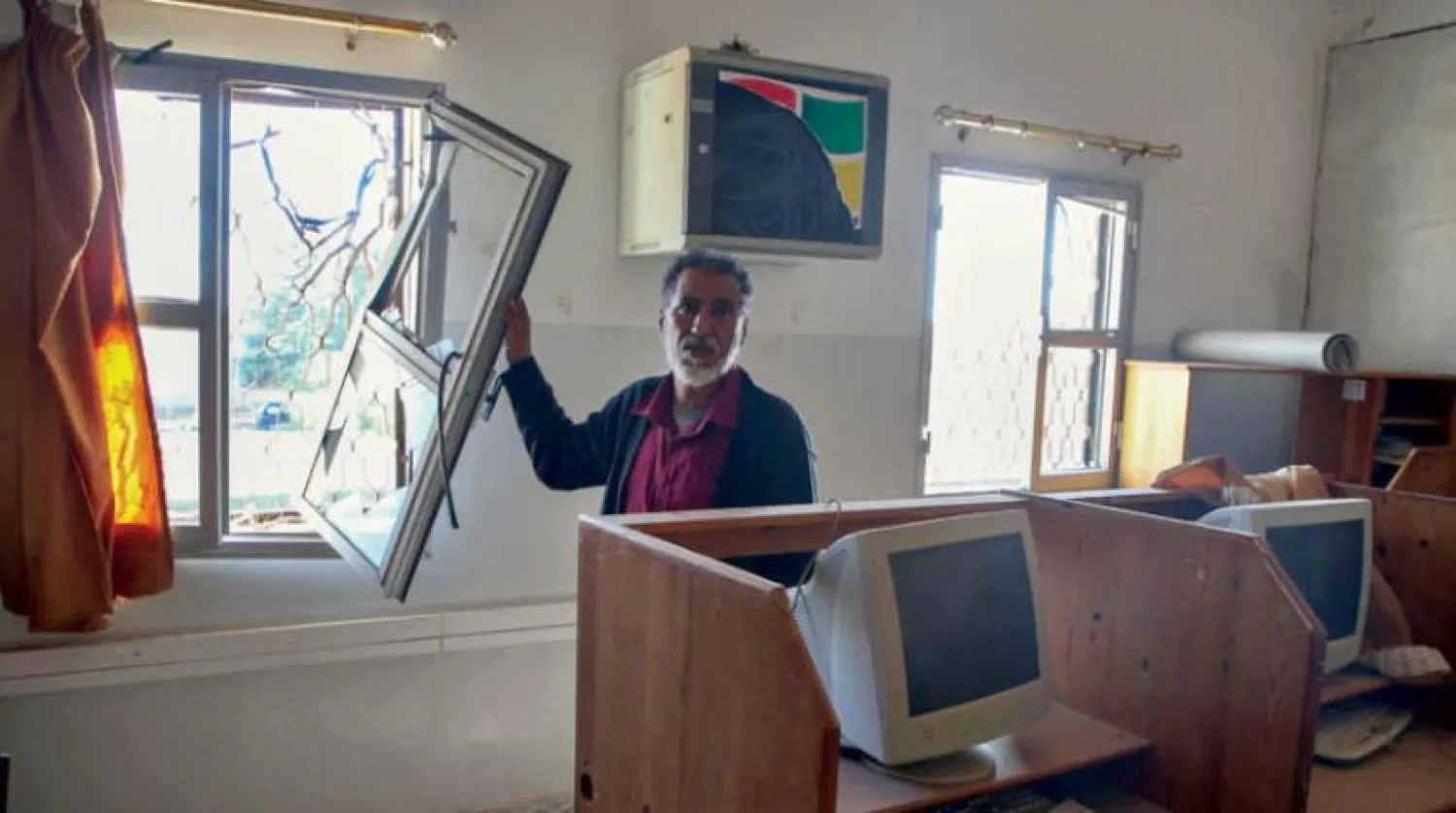 Başkent Trablus'un Ayn Zara bölgesinde hasar görmüş okulların tadilat kampanyasına katılan Libyalı bir gönüllü (AFP)