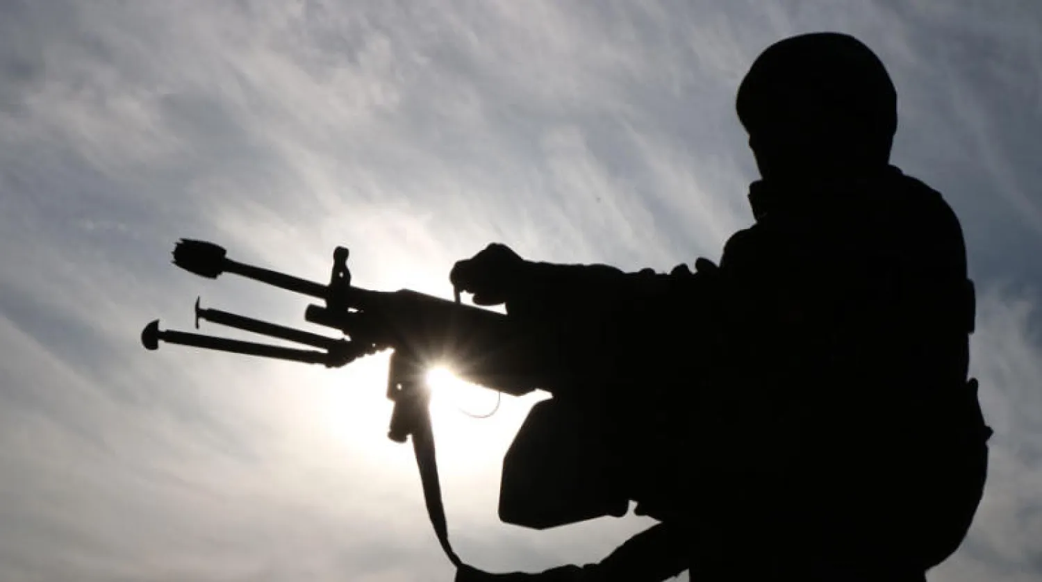 عنصر من قوات الأمن الأفغانية يجوب منطقة يشتون زرغون في حيرات (إ.ب.أ)