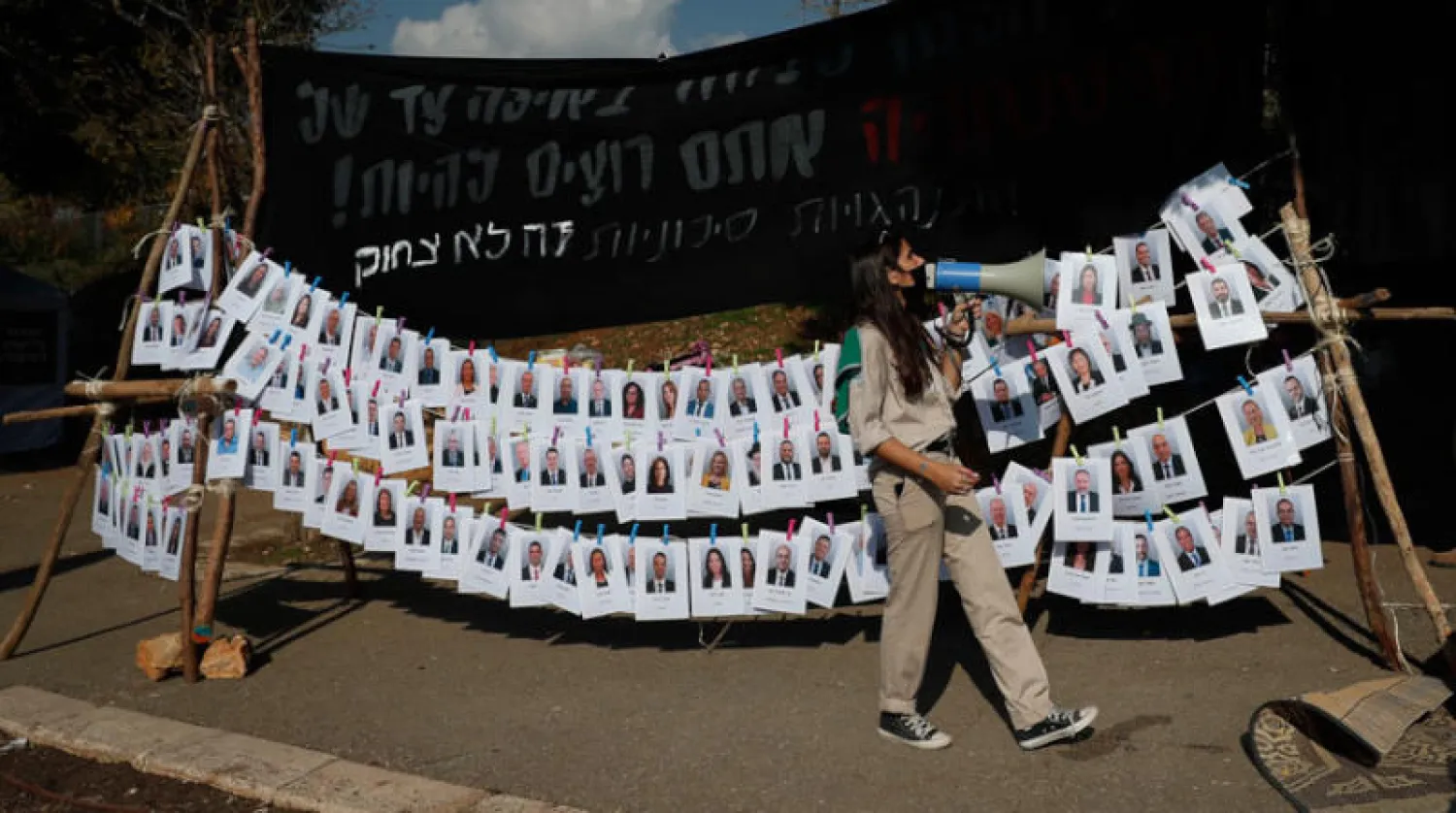 احتجاجات أمام الكنيست وسط حبال من صور الأعضاء أثناء مناقشة «مشروع الحل»