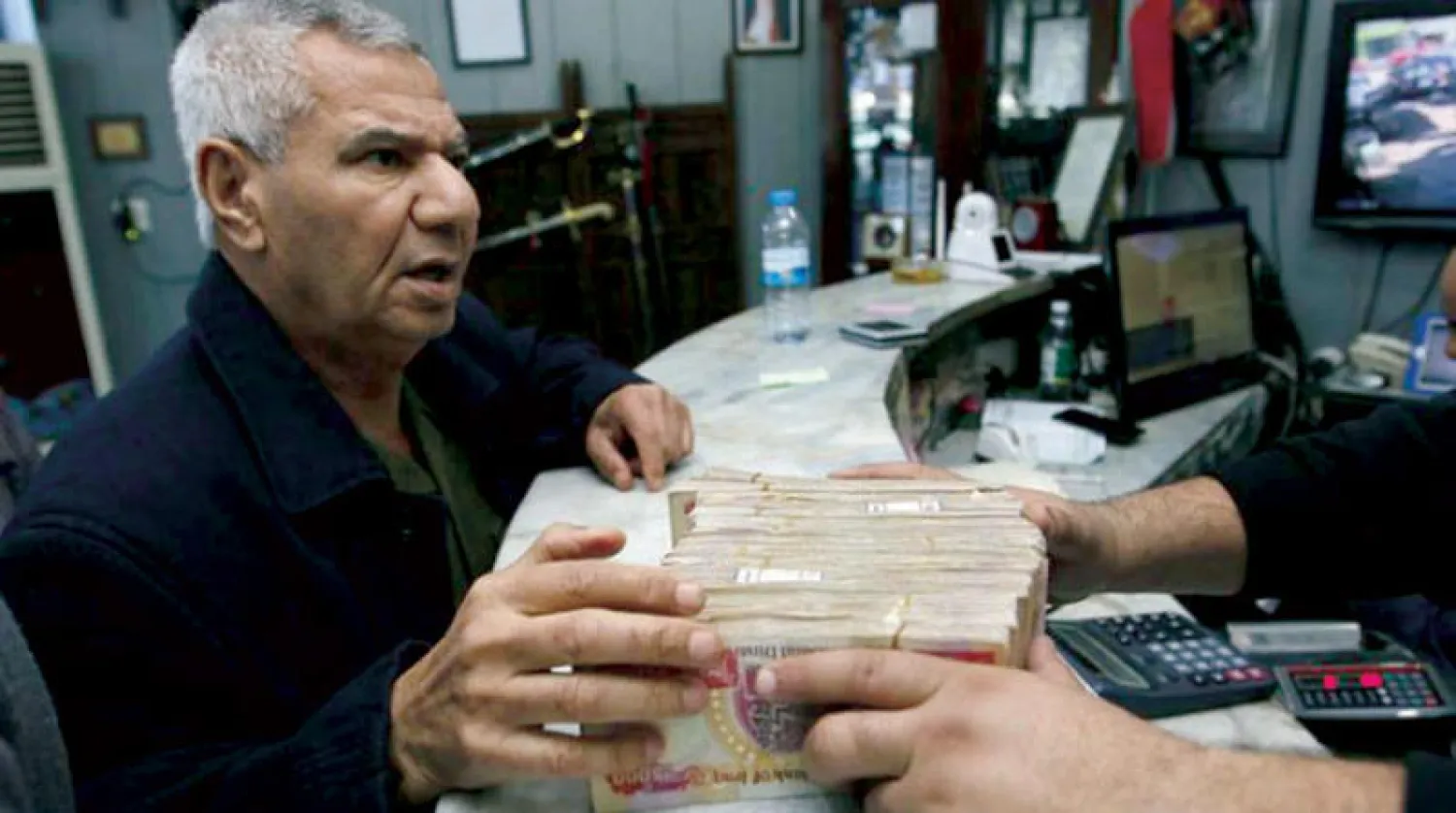 يفضل أغلب العراقيين الاحتفاظ بأموالهم في صورة نقدية بالمنازل بسبب ضعف ثقتهم بالبنوك (رويترز)