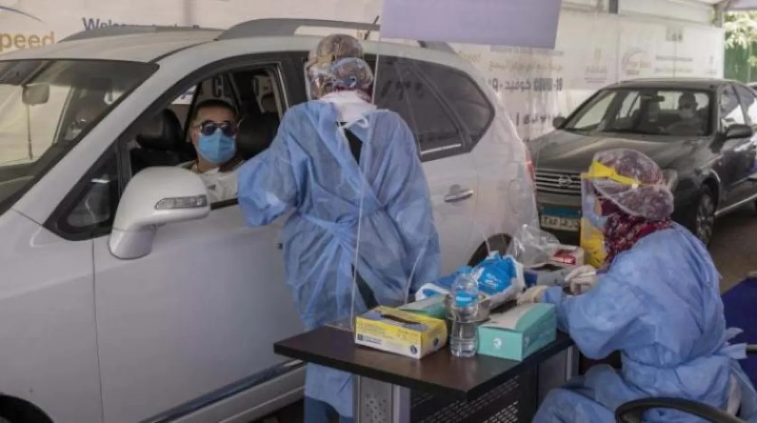 Kahire'deki bir üniversitenin girişinde koronavirüs testi gerçekleştirilirken (AP) 
