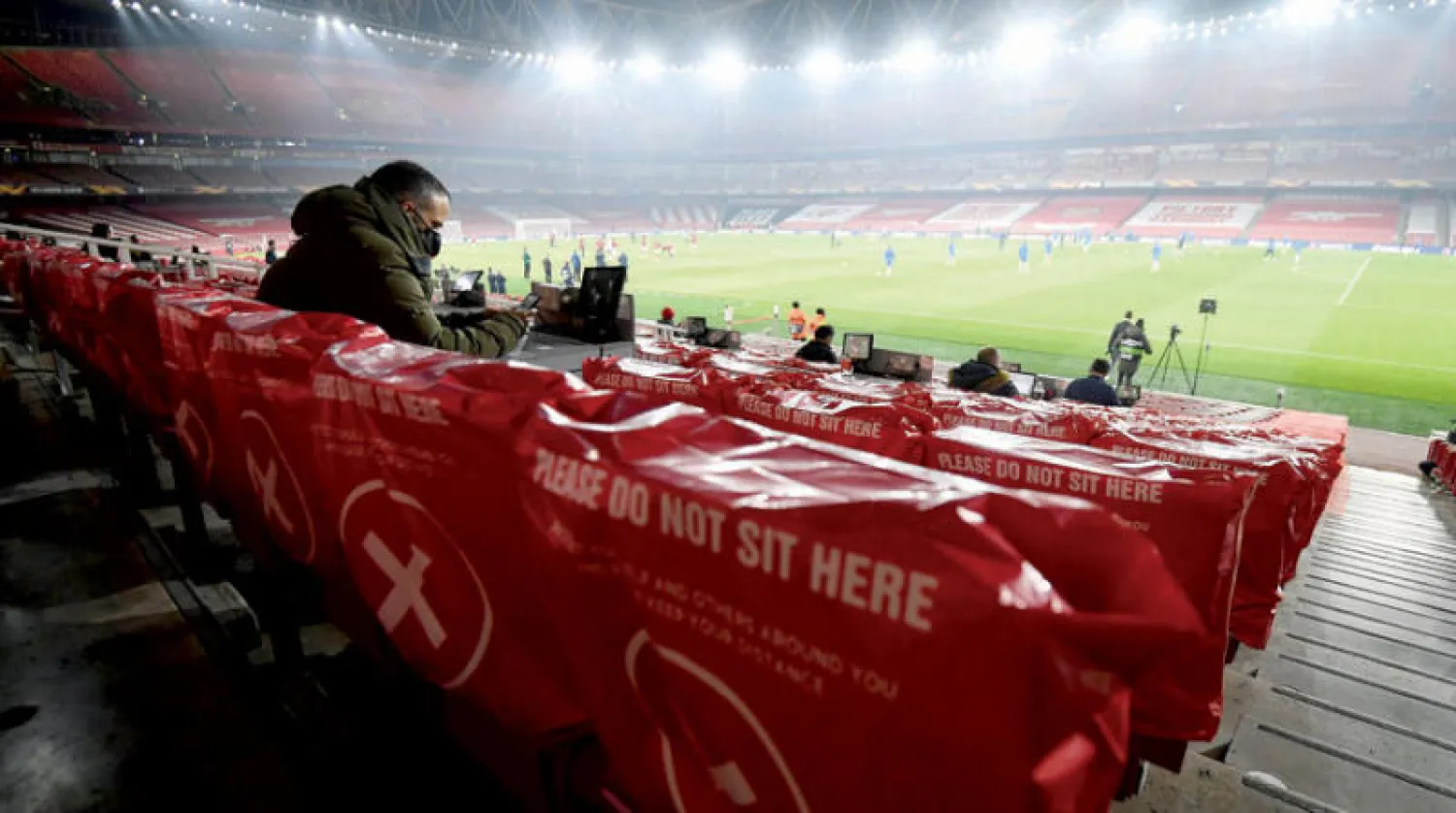 آرسنال يعد ملعبه لاستقبال ألفي مشجع أمام توتنهام (رويترز)