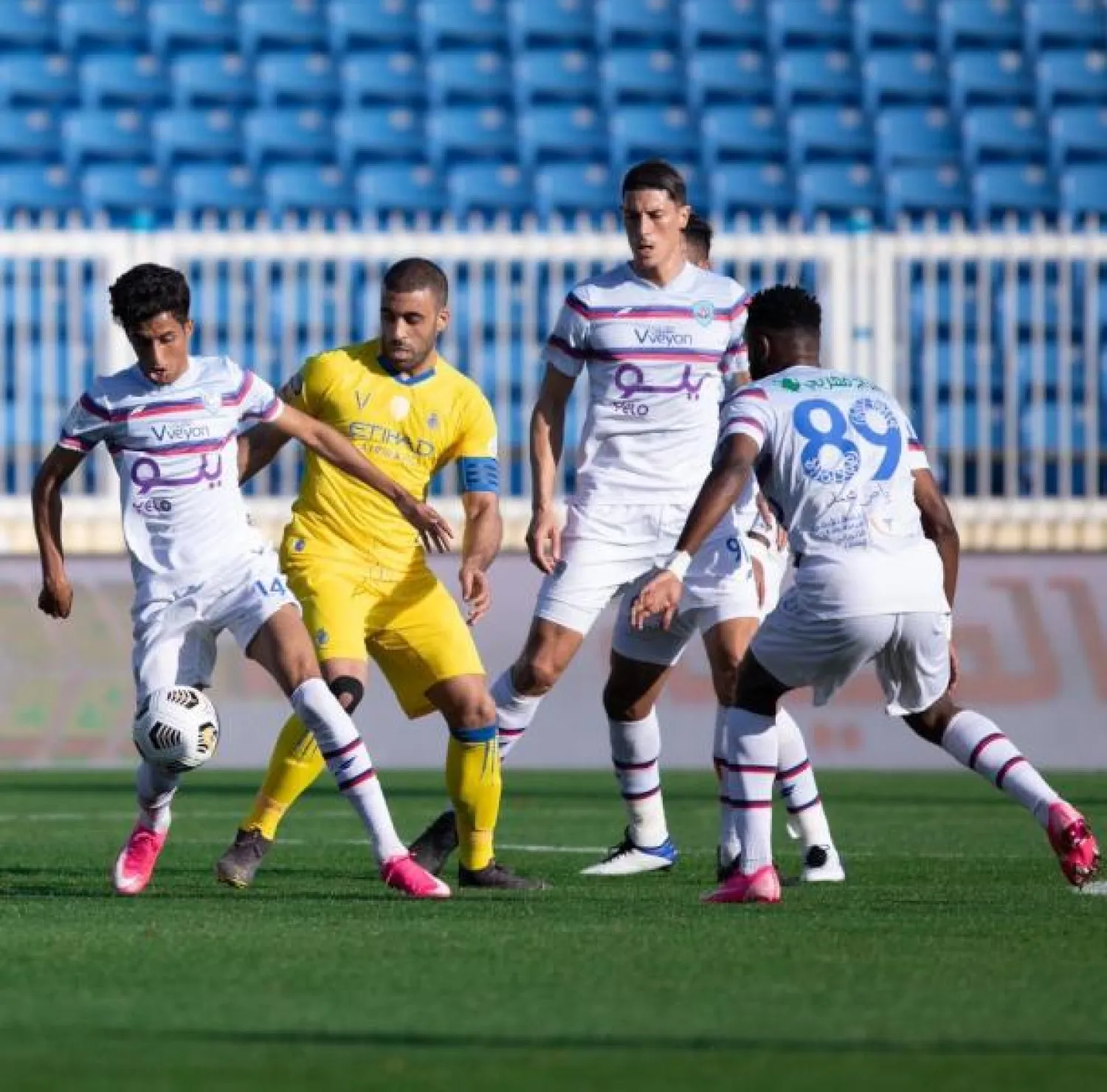 المغربي حمد الله يظهر مرتديا شارة القيادة في الشوط الأول. ( رابطة الدوري السعودي للمحترفين )