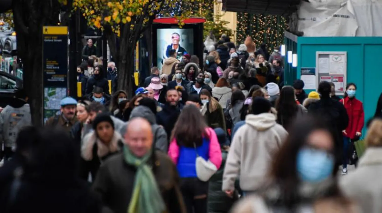 Londra'da dün yasağın kaldırılmasının ardından Oxford Caddesi’nde alışveriş yapanlar (AP)