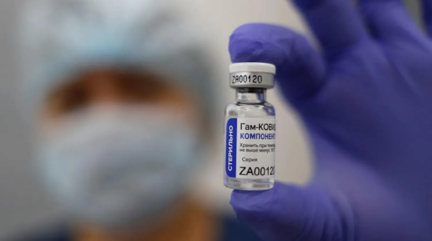 ممرضة تحمل لقاح «سبوتنيك» الروسي (رويترز)