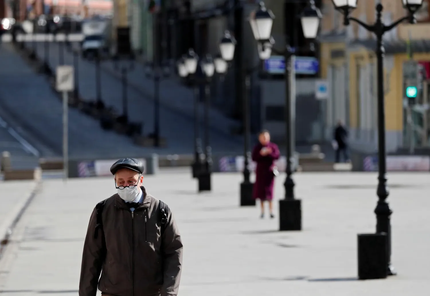 A man wearing a protective face mask walks along the street, as the spread of the coronavirus disease (COVID-19) continues, in Moscow, Russia April 10, 2020. REUTERS/Shamil Zhumatov
