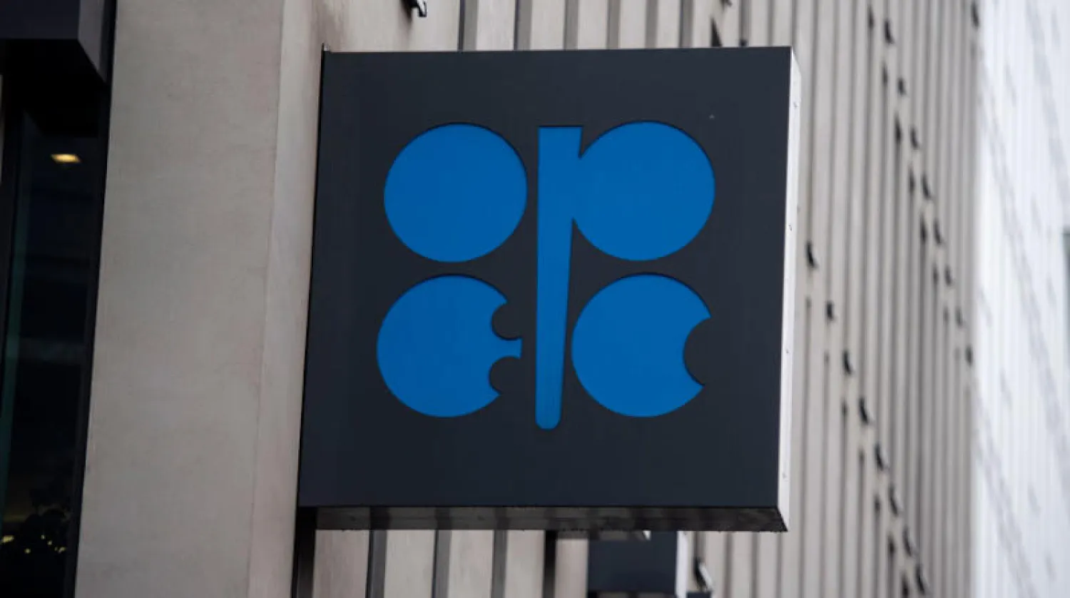 الخيارات تدور حاليا بين تمديد السياسات القائمة وتخفيف التخفيضات كل شهر (إ.ب.أ)