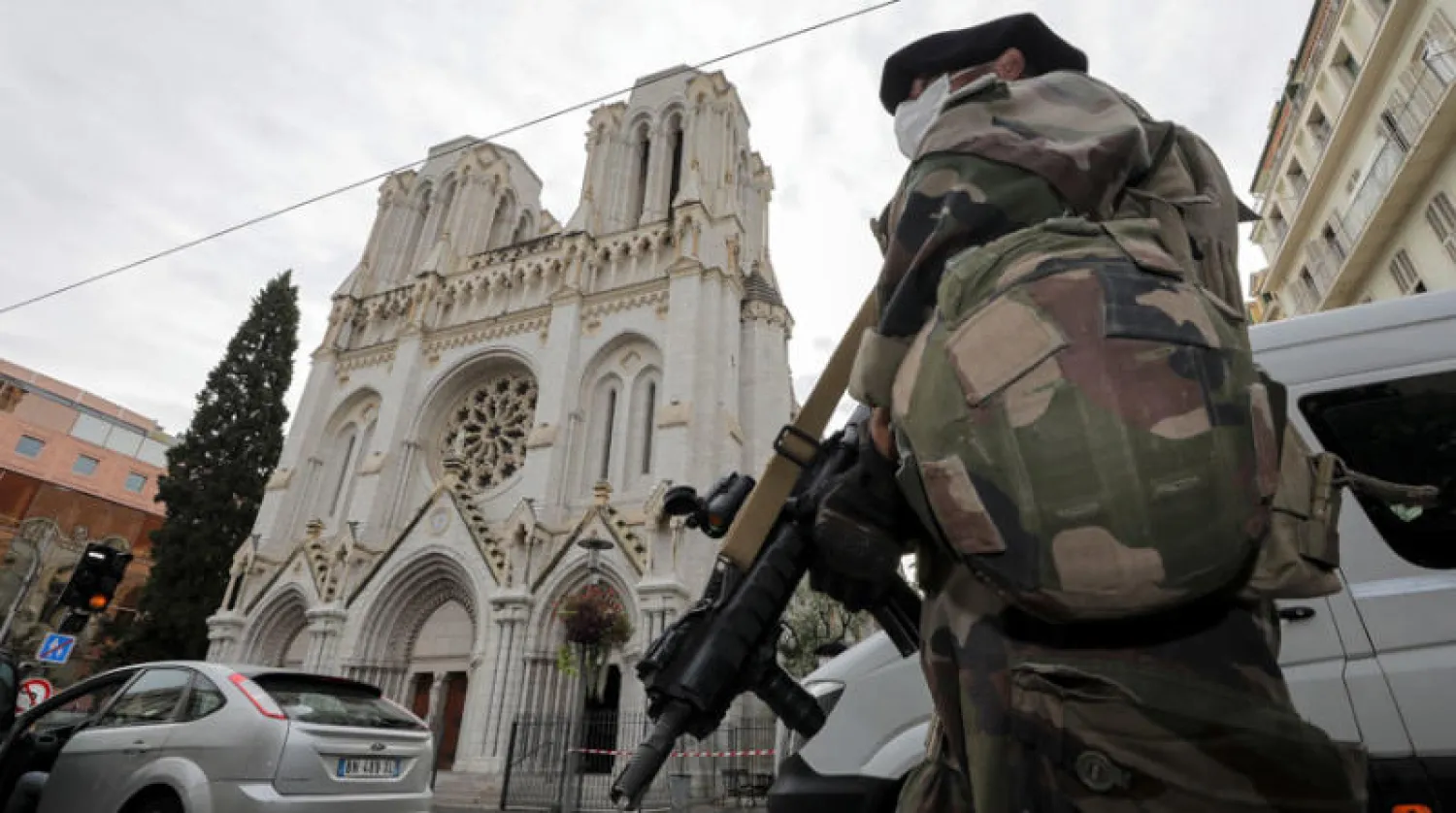 استنفار أمني أمام كاتدرائية نوتردام بعد هجوم طعن بمدينة نيس نهاية أكتوبر الماضي (إ.ب.أ)