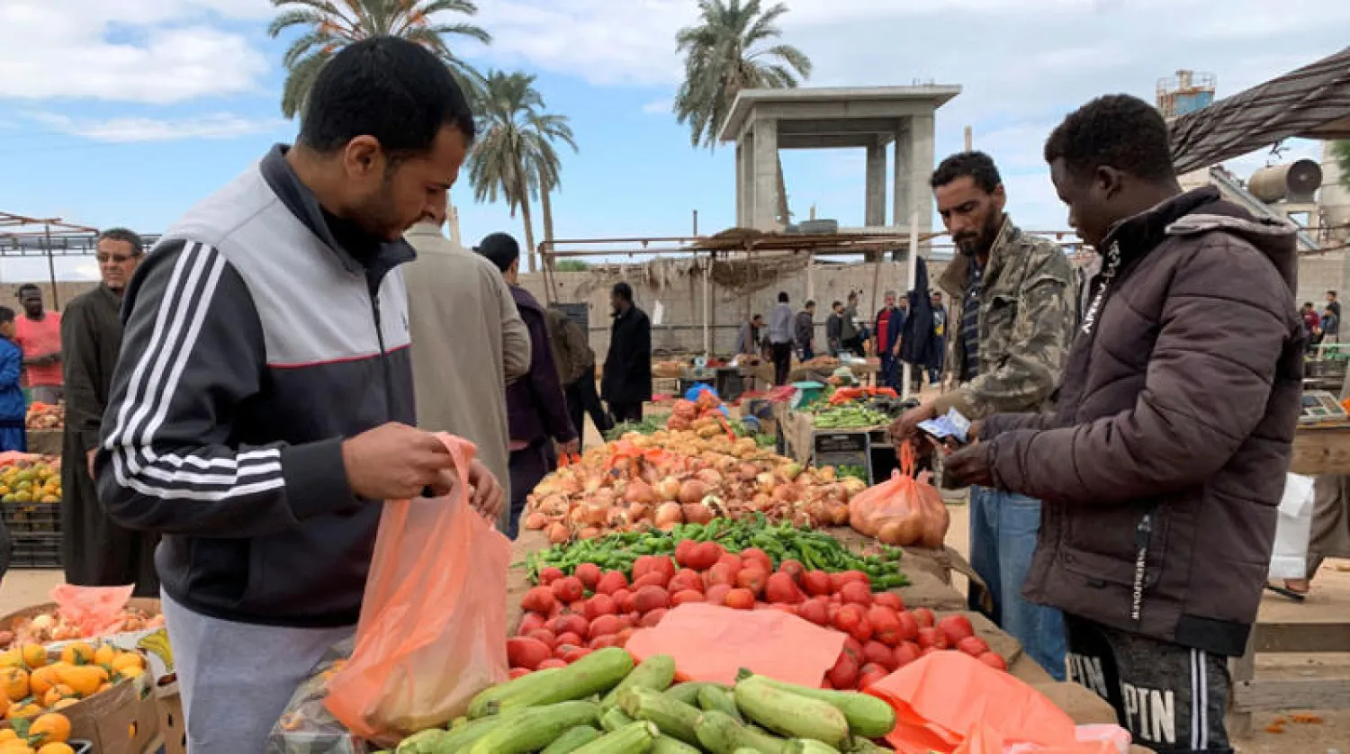 ليبيون في سوق بمصراتة الأسبوع الماضي (رويترز)