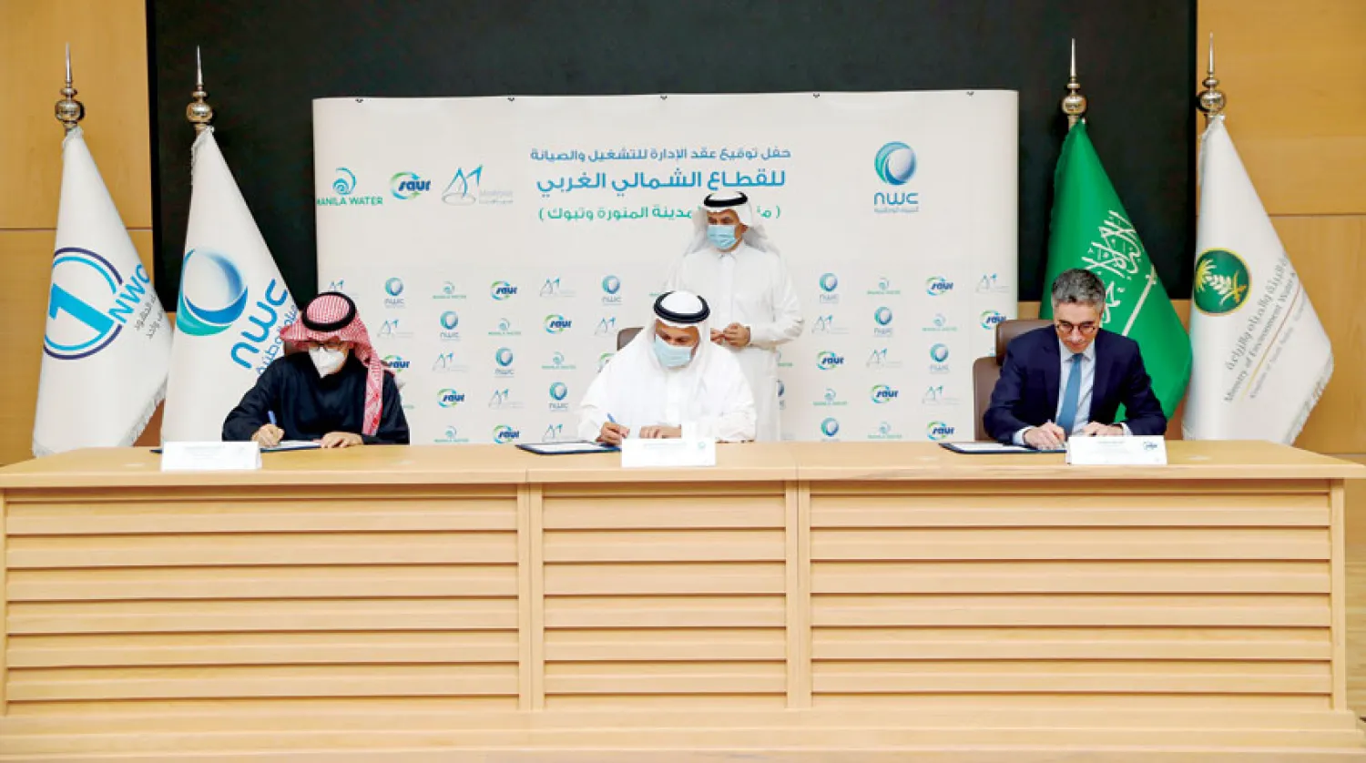 جانب من مراسم توقيع العقد التي جرت أمس (الشرق الأوسط)