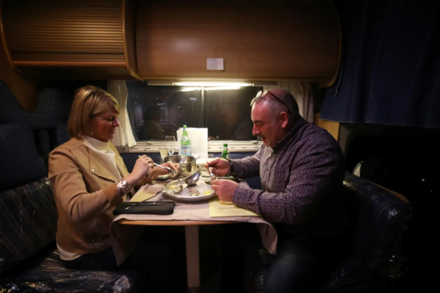 Ülkedeki yiyecek içecek alanında hizmet veren işletmelere uygulanan kısıtlamaların ocak ayına kadar sürmesi öngörülüyor (Reuters)