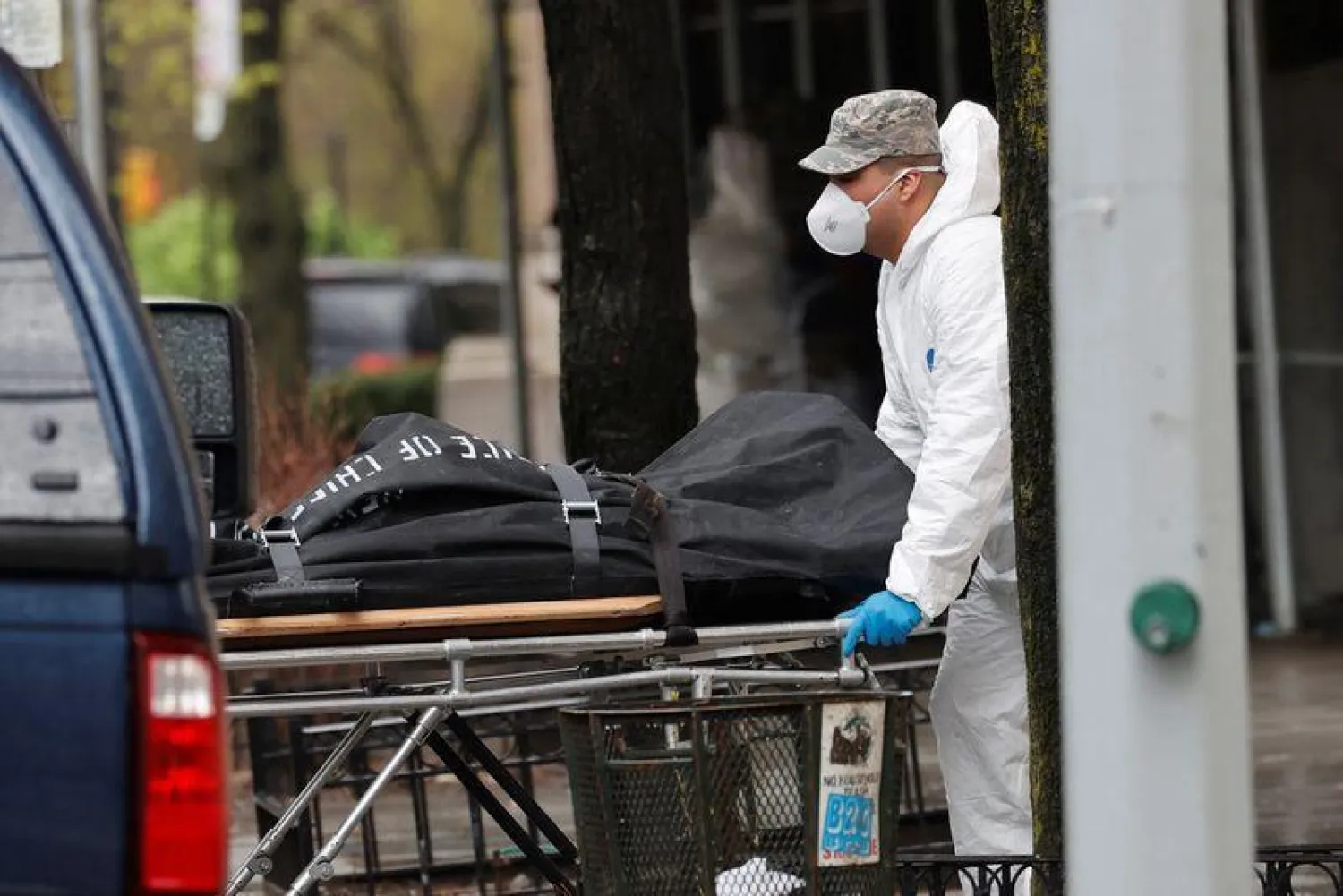 أحد أفراد الطاقم الطبي ينقل أحد مصابي فيروس «كورونا» من ذوي الحالات الحرجة (رويترز)