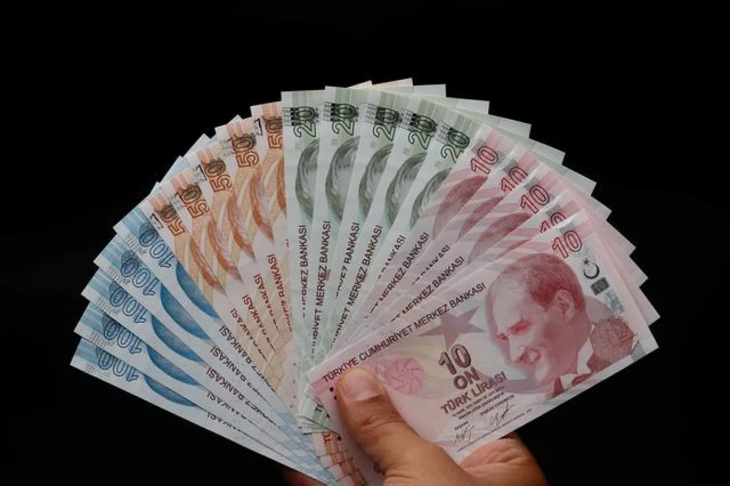 Turkish lira banknotes are seen in this picture illustration in Istanbul, Turkey August 14, 2018. REUTERS/Murad Sezer/Illustration

